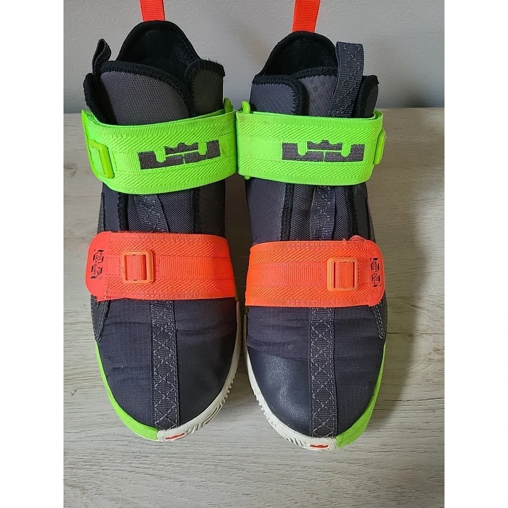 Nike Lebron Soldier Xlll (GS Basketball Sneaker) AR7585-002‎ Size 6.5Y